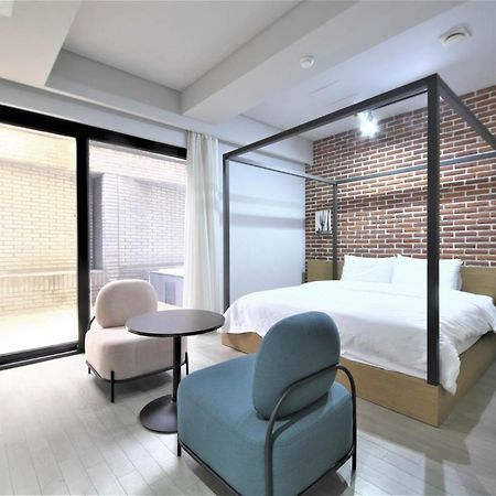 Seomyeon Hound Hotel 1St Street Busan Bagian luar foto