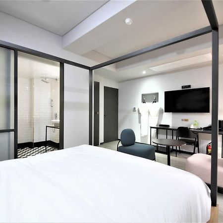 Seomyeon Hound Hotel 1St Street Busan Bagian luar foto