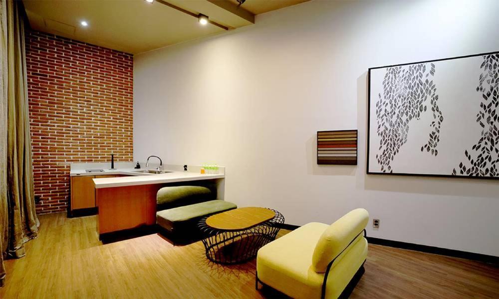 Seomyeon Hound Hotel 1St Street Busan Bagian luar foto