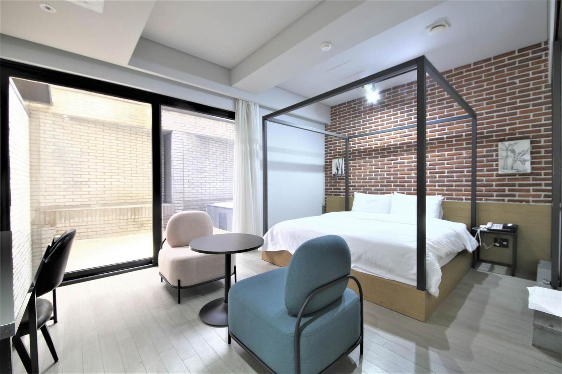 Seomyeon Hound Hotel 1St Street Busan Bagian luar foto
